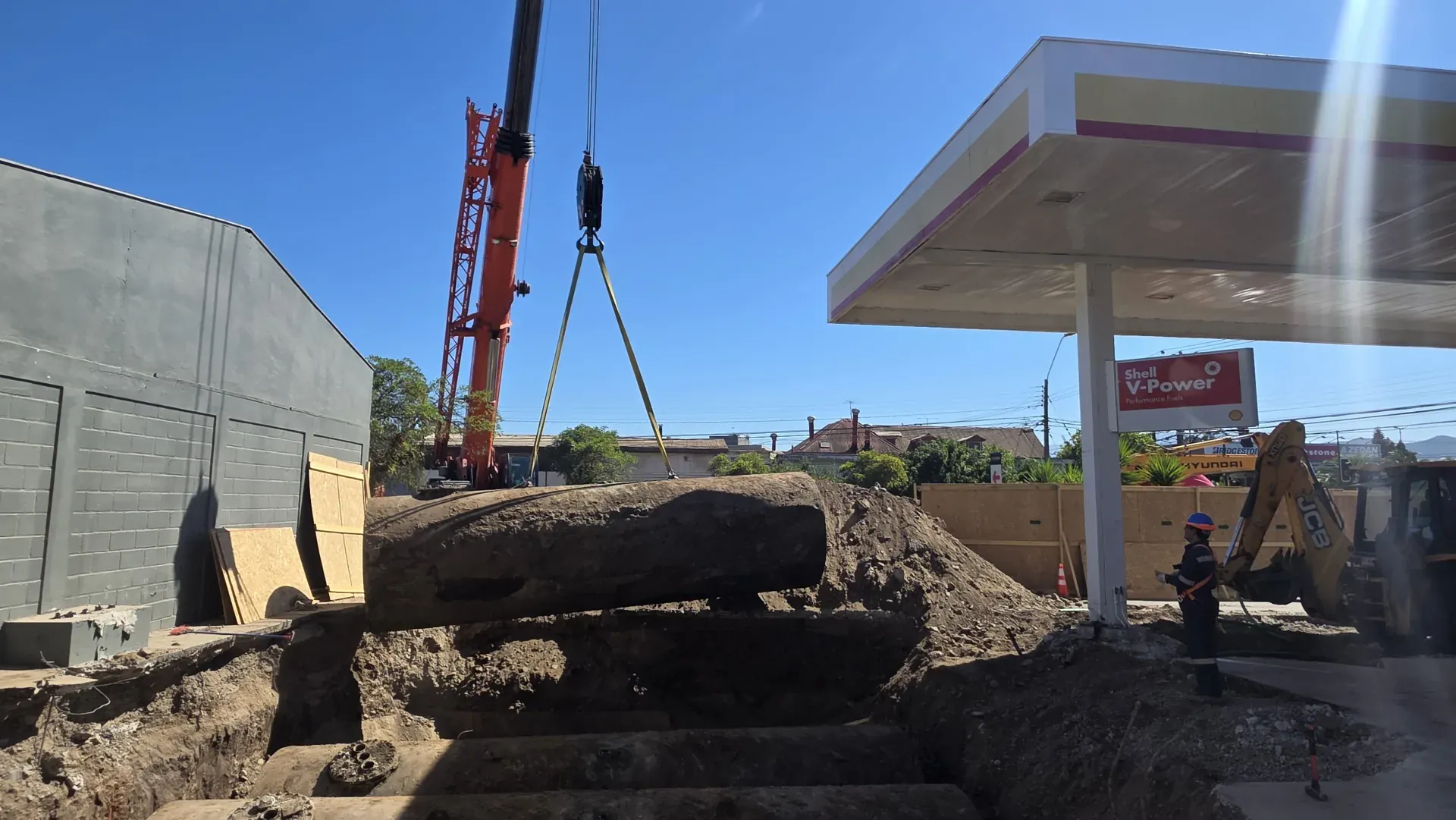 Grúa izando estanque antiguo en obra Quillota
