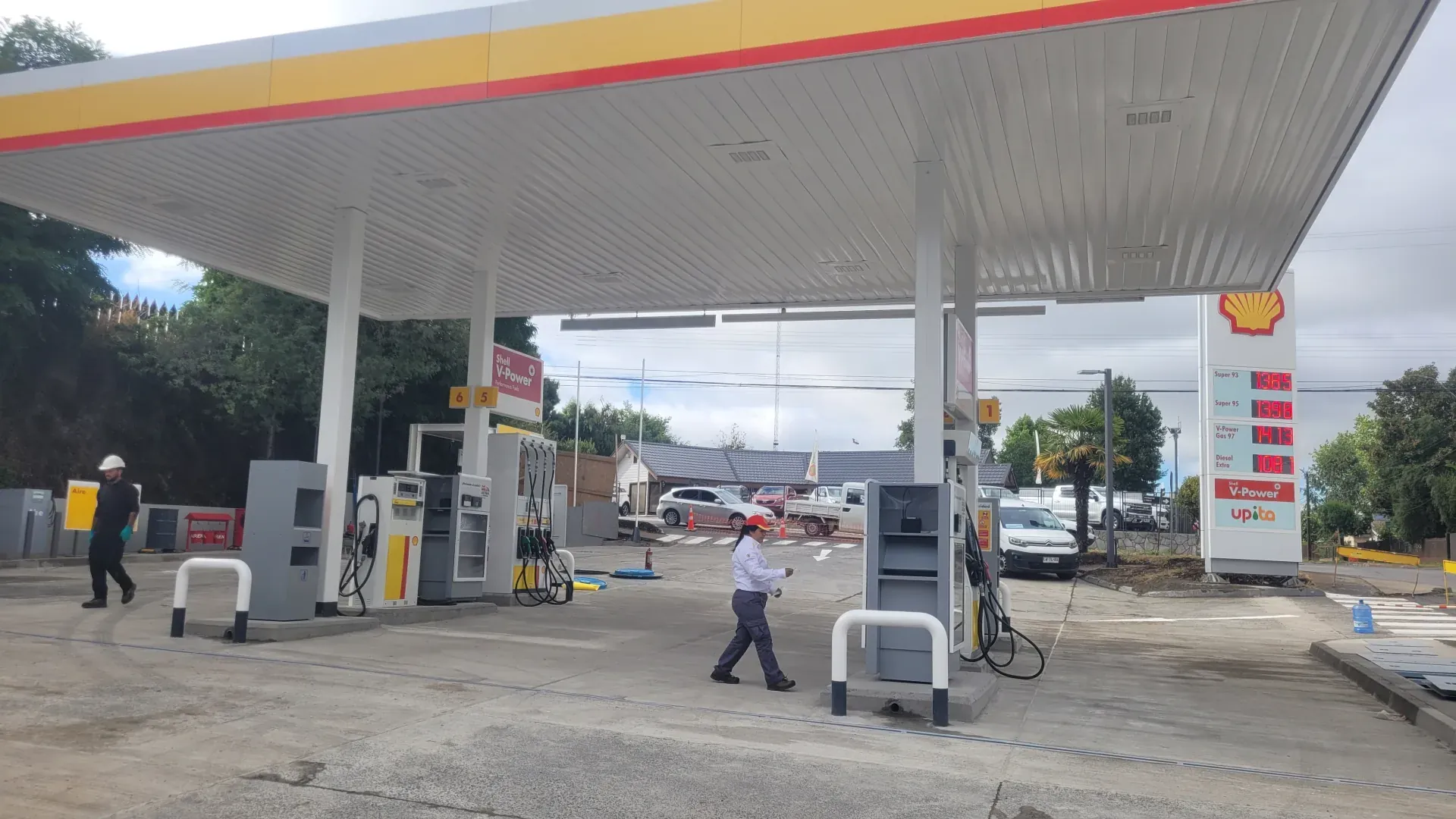Surtidores Shell V-Power Río Bueno con personal